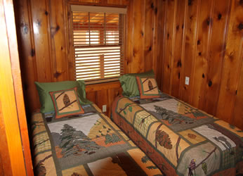 Bedroom 2 with two twin beds